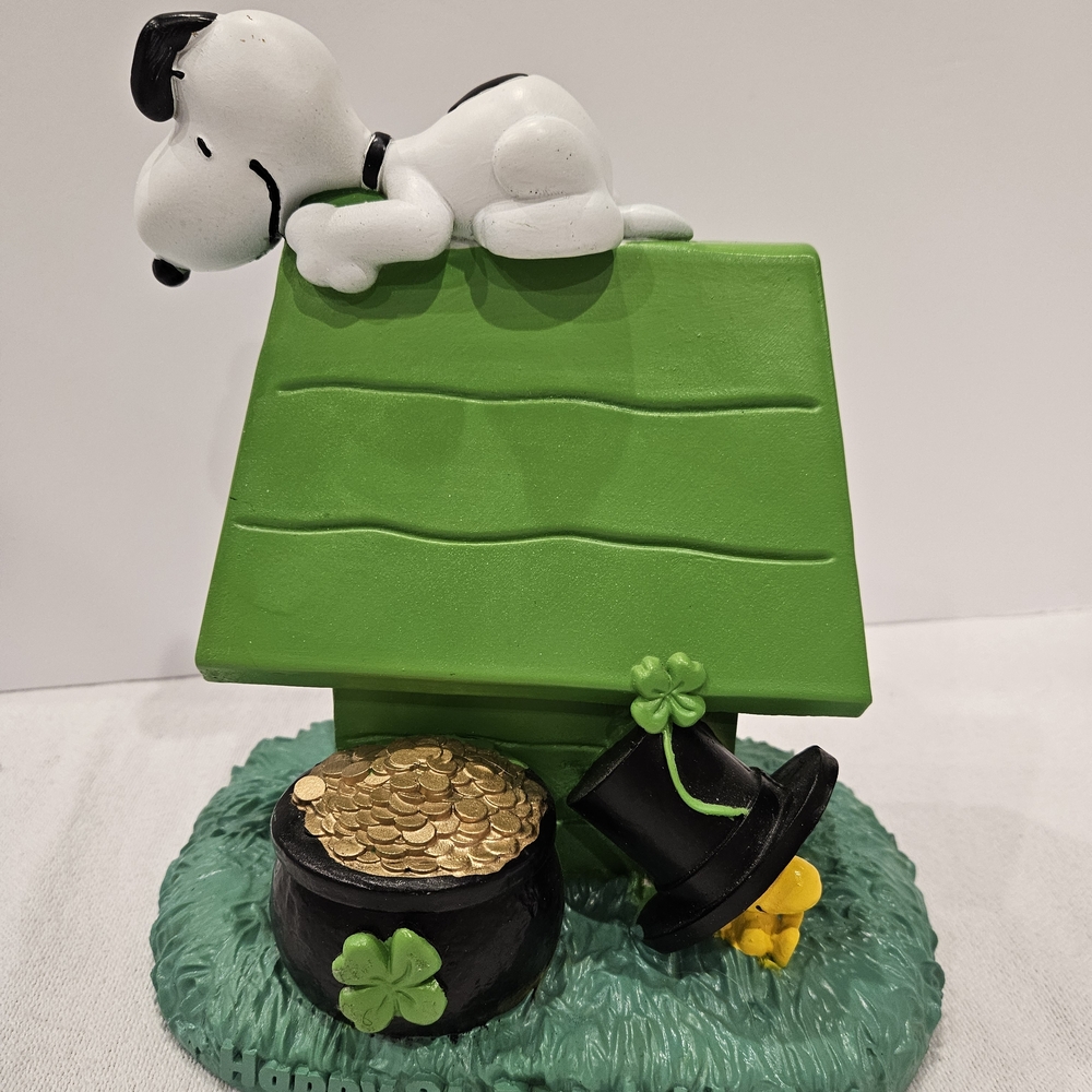 Snoopy & Woodstock's Happy St. Patrick's Day Peanuts Pot of Gold Doghouse NWT - Picture 5 of 9